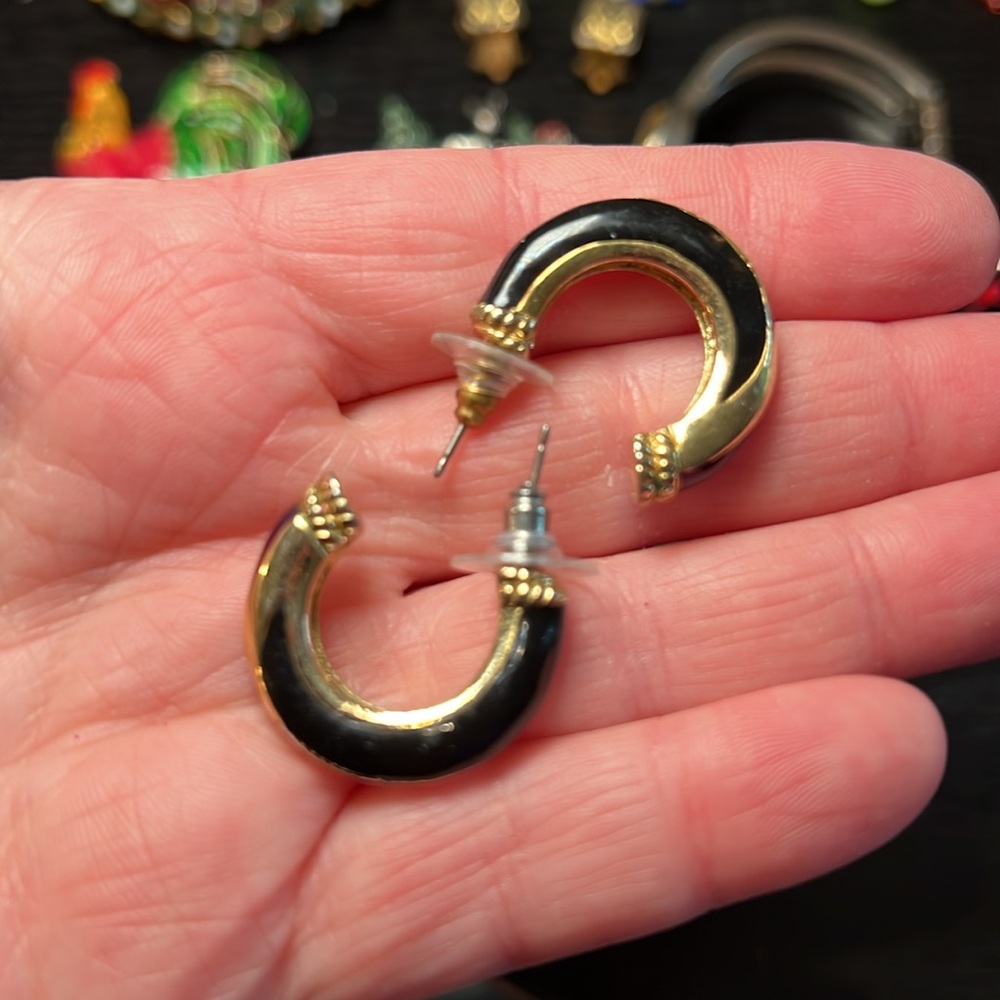 Vintage to modern estate jewelry lot - earrings, bracelets, brooches, watch - Picture 17 of 17
